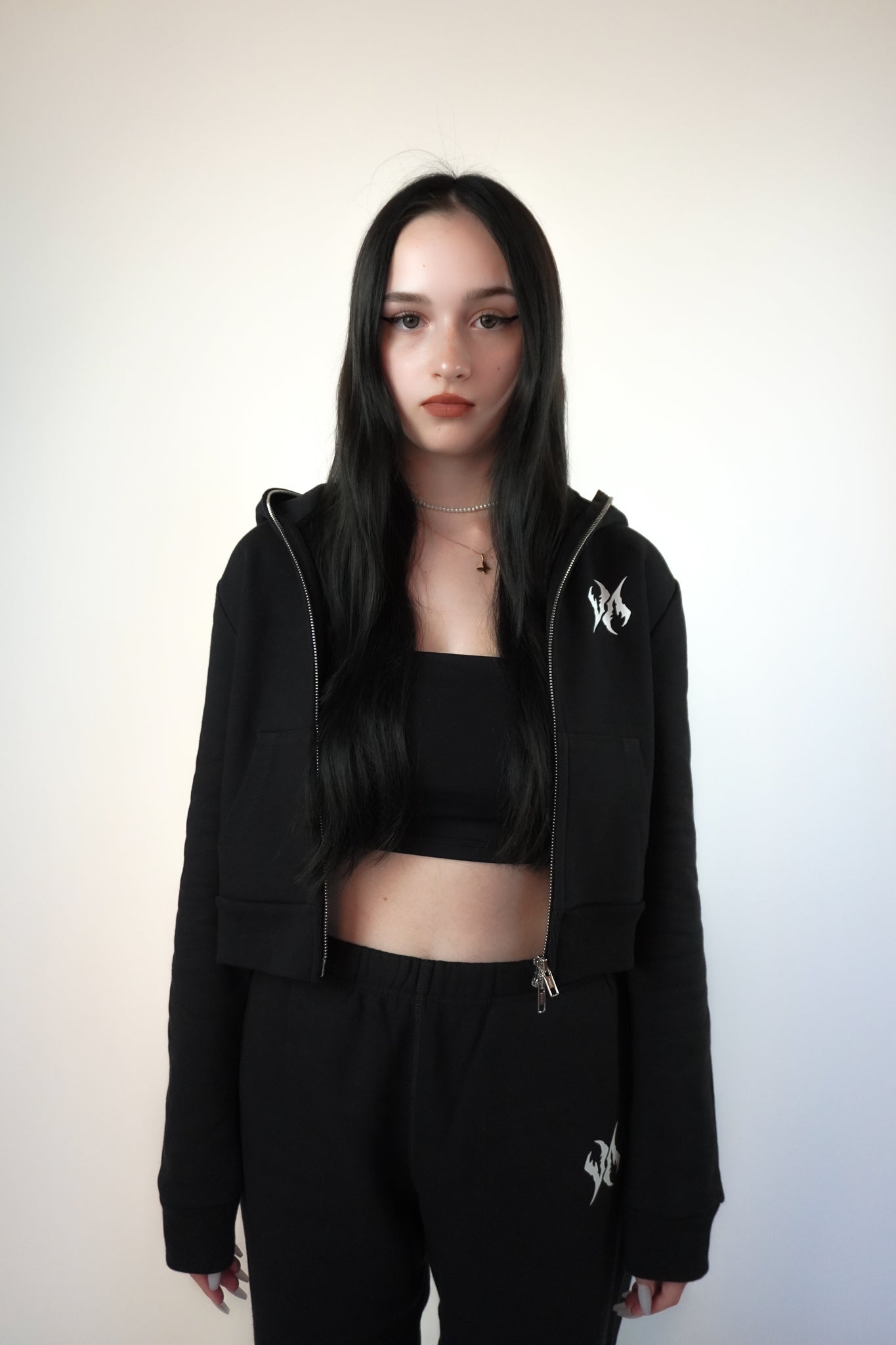 'VAKRA' CROPPED FULL-ZIP Essential Hoodie
